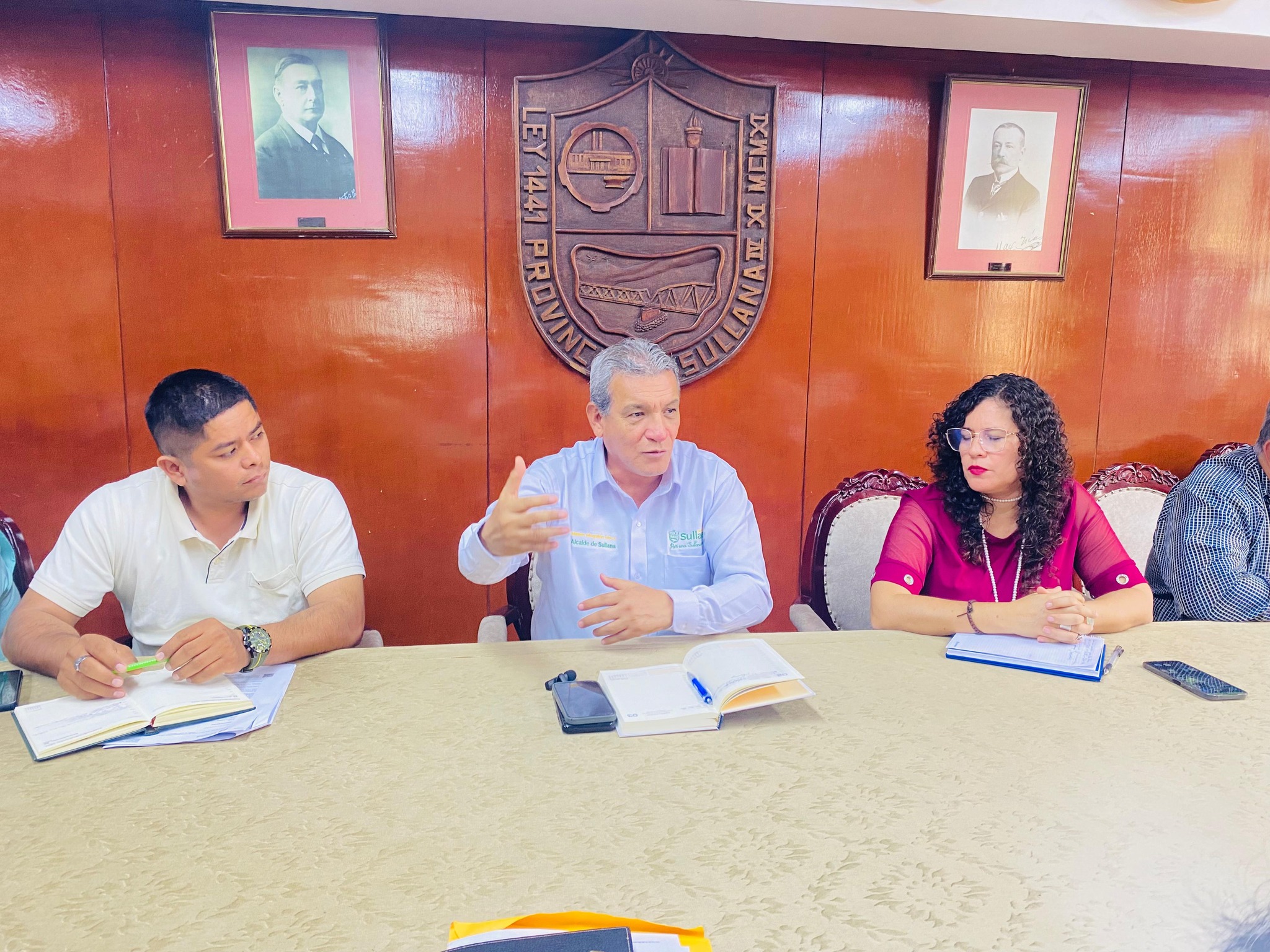 El día de hoy, en el Salón "Carlos Augusto Salaverry", se llevó a cabo una reunión entre la Municipalidad Provincial de Sullana y las asociaciones de comerciantes de la provincia de Sullana "Unidos Fe y Esperanza" y "Comerciantes Unidos Minoristas y Mayoristas", con el objetivo de establecer acuerdos que permitan el ordenamiento del comercio en Sullana, promoviendo de esta manera un ambiente seguro para todos.
La reunión fue presidida por el alcalde Ing. Marlem Mogollón Meca y contó con la participación de la Econ. Koritza Pérez de Lama, Gerente de Desarrollo Económico y la Abog. Jenny Gonzales, Sub Gerente de Control Municipal.
Los principales acuerdos, son los siguientes:
1. Reubicación de comerciantes: La reubicación se evaluará hasta finales de diciembre del presente año, mientras el Alcalde Marlem Mogollón gestiona la recuperación del ex cuartel Miguel Cortés, ante el Gobierno Central. En caso de no obtener resultados, se tomarán en cuenta otras alternativas como el posicionamiento de los comerciantes en los Mercados de 9 de Octubre y del sector del ex terminal a Paita.
2. Mesas de trabajo: Se establecerán mesas de trabajo cada 15 días para evaluar las necesidades de los comerciantes y monitorear los compromisos asumidos por ambas partes.
Los comerciantes presentes manifestaron su compromiso de actuar con responsabilidad para garantizar un ambiente ordenado, contribuyendo así a la tranquilidad y bienestar de la provincia.
Por su parte, la gestión del Ing. Marlem Mogollón reafirma su compromiso de trabajar de la mano con los comerciantes para fomentar un ambiente sostenible y ordenado.