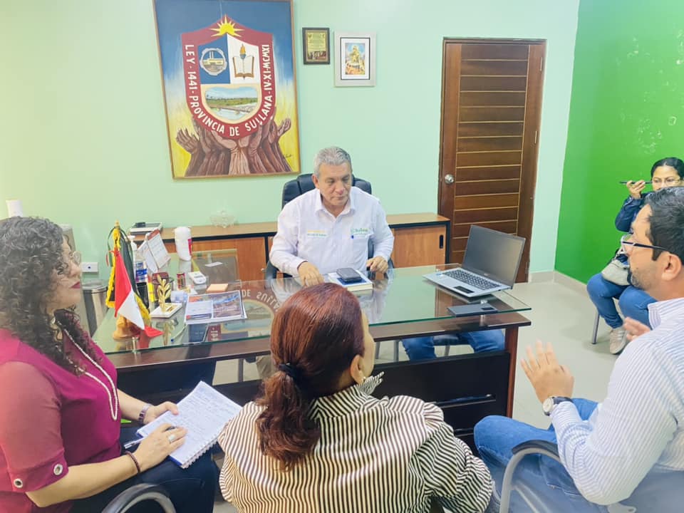 En reunión sostenida con representante del Gobierno Regional y la consejera Sra. Rosa María Seminario; el alcalde de Sullana, Ing. Marlem Mogollón Meca, ha tomado un rol importante en la ejecución de ambiciosos proyectos destinados a convertir la provincia en un referente regional, impulsando iniciativas clave para el desarrollo económico y la proyección de la ciudad en el panorama turístico del norte del país.
Uno de los puntos centrales fue la integración de los dos puentes de Sullana y el Paseo Turístico en un solo proyecto de desarrollo, con el firme propósito de generar un impacto económico que beneficie a la ciudad y sus alrededores.
El alcalde Mogollón destacó la importancia de la re-jerarquización del Paseo Turicarami, elevando su clasificación de jerarquía 1 a 3, lo cual es un paso esencial para poder acceder a los fondos necesarios que impulsen esta obra. La municipalidad se ha comprometido a lograr este objetivo en octubre, gestionando oportunidades de financiamiento a través de instituciones como MINCETUR y el Plan COPESCO.
Por su parte, la Eco. Koritza Pérez de Lama, Gerenta de Desarrollo Económico, expresó la relevancia de estos proyectos para el crecimiento turístico de Sullana. “La integración de los dos puentes con el Paseo Turicarami, que conectan destinos importantes como Talara, Tumbes y Máncora, fortalecerá el atractivo turístico de la zona. Es por ello que la gestión del Alcalde, Marlem Mogollón, está trabajando arduamente en la re-jerarquización del Paseo Turicarami y poder acceder al financiamiento y llevar a cabo el proyecto. Además, se está elaborando el Plan de Desarrollo Turístico Local (PDT), que guiará las acciones para impulsar el turismo en la provincia,” declaró Pérez de Lama.
El alcalde Mogollón también resaltó el potencial del Coto de Caza del Angolo como un destino turístico de todo el año, y no solo en temporadas específicas. Se está trabajando en un plan de sitio y mesas de trabajo para diversificar las actividades turísticas y consolidar la zona como un atractivo continuo, reafirmando así el compromiso de su gestión para hacer de Sullana "La Perla del Chira" y un referente en el desarrollo turístico regional.
