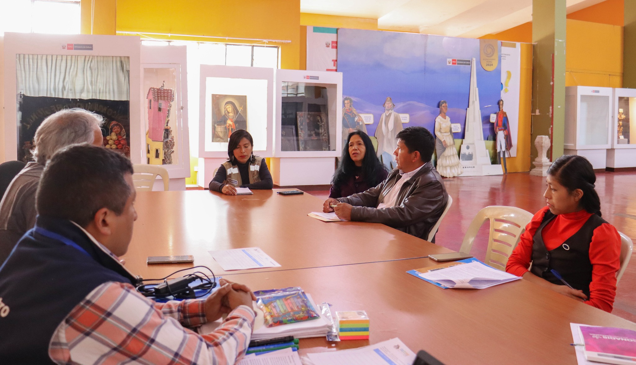 Mesa de trabajo para fortalecer la política intercultural.