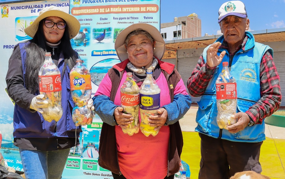 Más de 200 kilos de residuos fueron reciclados en la gran jornada de acopio de ecoladrillos y residuos inorgánicos en la ribera del Titicaca