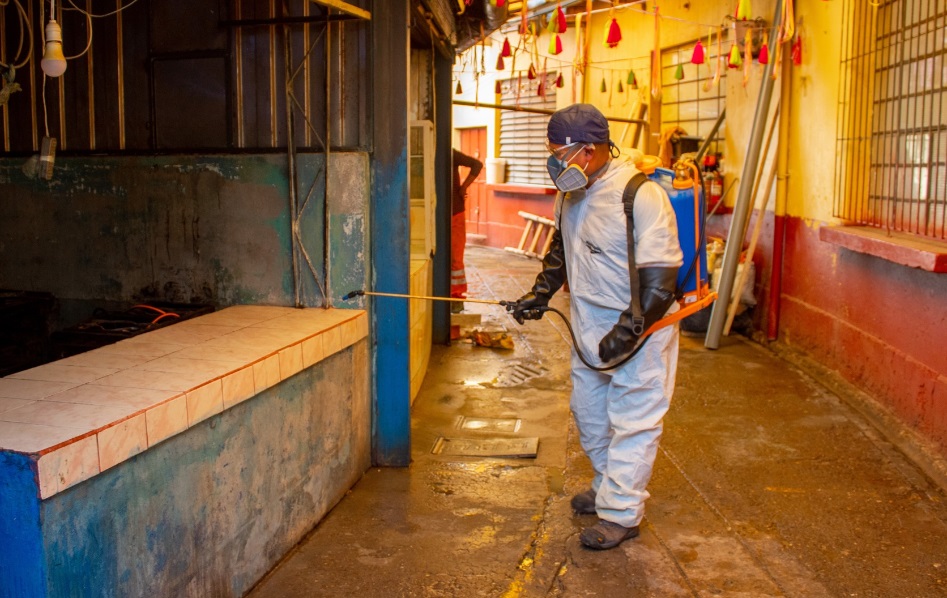 Acciones de fumigación en el mercado Bellavista buscan mejorar el entorno sanitario