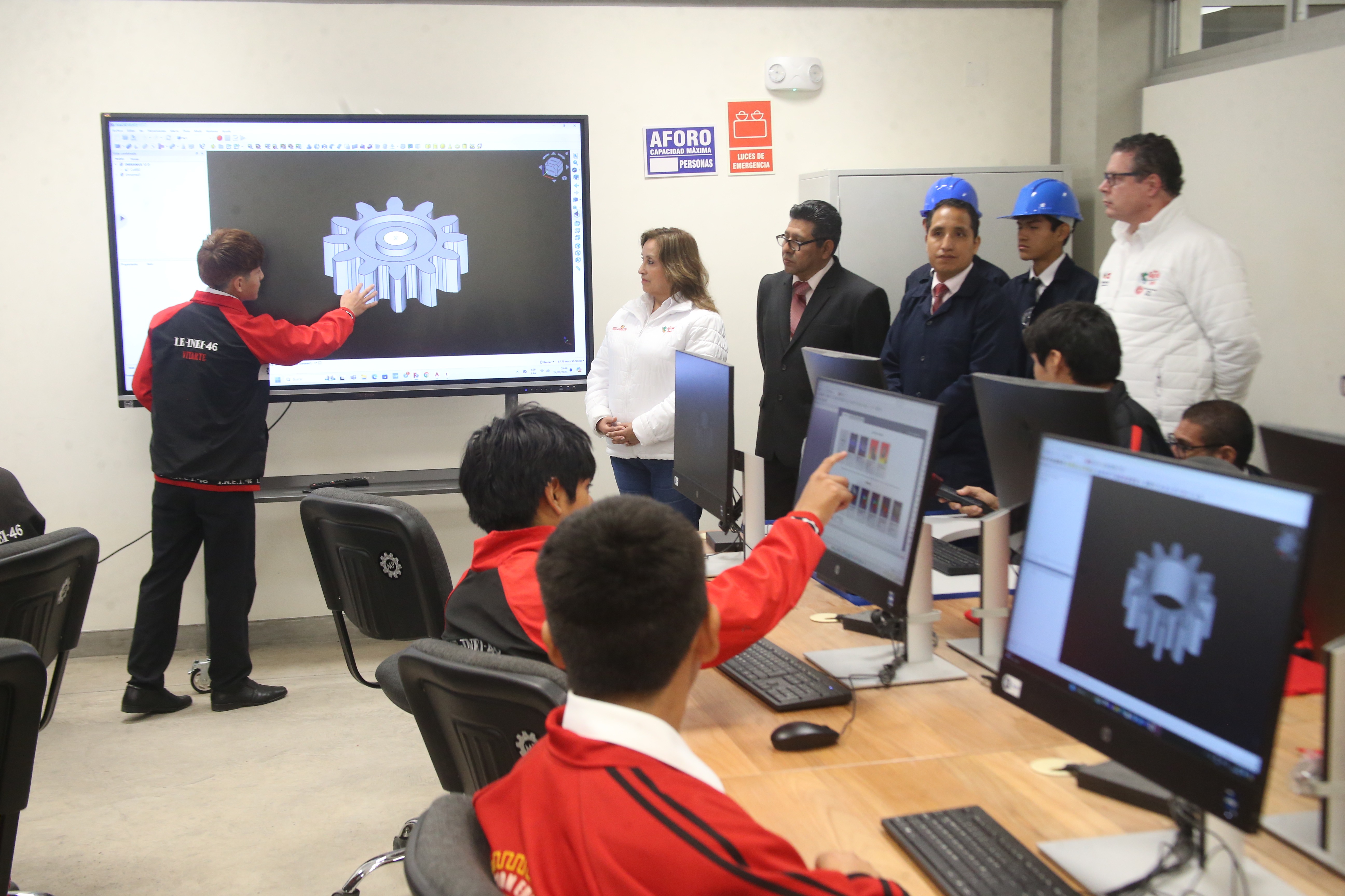 Atenderá a 1408 estudiantes con una inversión de S/ 81 millones
En el marco de la Semana de la Educación Técnico-Productiva, la presidenta de la república, Dina Boluarte, y el ministro de Educación, Morgan Quero, inauguraron hoy en el distrito de Ate la décimo sexta Escuela Bicentenario, que atenderá a 1408 estudiantes de secundaria con una inversión de S/ 81 millones.
La moderna Escuela Bicentenario Víctor Raúl Haya de la Torre cuenta con 7 talleres de Secundaria de Formación Técnica de la institución educativa: Ebanistería y Carpintería; Mecánica Automotriz; Electrónica y Robótica; Electricidad; Mecánica, Metales y Mecánica de Producción; Construcción Metálica y Soldadura, y Computación e Informática.
Luego de develar la placa conmemorativa de la moderna Escuela Bicentenario, la presidenta Boluarte y el ministro Quero recorrieron los talleres de Ebanistería y Carpintería, Mecánica Automotriz y Mecánica, Metales y Mecánica de Producción, donde docentes y estudiantes les mostraron el funcionamiento de los equipos de última generación, entre ellos, una cortadora láser en el taller de Ebanistería y Carpintería.
El taller de Mecánica Automotriz está equipado con módulos de dirección y suspensión de vehículos, un módulo histórico de sistemas de encendido, así como sistemas de motores, eléctricos y de transmisión. Además, dispone de un elevador hidráulico que permite a los alumnos realizar diversas labores mecánicas, como revisión técnica, cambio de aceite y neumáticos, entre otras.
El ministro Quero señaló que en estos talleres los estudiantes podrán desarrollar sus capacidades técnicas y adiestrarse para que, una vez que terminen la secundaria, estén en condiciones de incorporarse rápidamente al mercado laboral o iniciar un emprendimiento.
Asimismo, destacó el hecho de que la Escuela Bicentenario Víctor Raúl Haya de la Torre haya sido inaugurada el 24 de setiembre, fecha que ha sido declarada como Día de la Educación Técnico-Productiva y Superior Tecnológica en homenaje a dos modalidades educativas que cada año aportan miles de técnicos calificados que trabajan por el desarrollo del país.
Al respecto, afirmó que el Gobierno, a través del Ministerio de Educación (Minedu), promueve la revalorización de la secundaria técnica y el fortalecimiento de los Centros de Educación Técnico Productiva (CETPRO) y los institutos tecnológicos en todo el territorio nacional.
En esa línea, manifestó que la secundaria con formación técnica es un modelo de servicio educativo que se viene desarrollando en 652 instituciones educativas de todo el país que atienden a 318 000 estudiantes.
El ministro también informó que en el país hay actualmente 1898 CETPRO que ofrecen servicios educativos a 208 000 estudiantes y que han integrado sus políticas, normativas y currículos con los de los institutos tecnológicos.
Escuela Bicentenario
Además de los 7 talleres, la Escuela Bicentenario Víctor Raúl Haya de la Torre tiene 27 aulas, 4 aulas de innovación pedagógica, 2 laboratorios de Ciencia y Tecnología, 3 talleres de Arte, biblioteca y 2 salas de uso múltiple.
La institución educativa fue creada hace 63 años. Sus primeros talleres de metalistería, automotores, trabajos en madera, electricidad y electrónica fueron construidos durante los años 2004-2005 con los fondos de la APAFA y la colaboración de los profesores.
Hasta agosto de 2024, el Minedu ya ha entregado 20 Escuelas Bicentenario que ya benefician a 30 171 estudiantes con una inversión que supera los S/1331 millones.