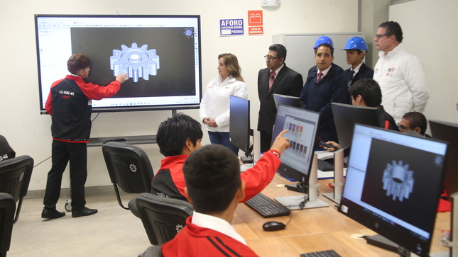 Atenderá a 1408 estudiantes con una inversión de S/ 81 millones

En el marco de la Semana de la Educación Técnico-Productiva, la presidenta de la república, Dina Boluarte, y el ministro de Educación, Morgan Quero, inauguraron hoy en el distrito de Ate la décimo sexta Escuela Bicentenario, que atenderá a 1408 estudiantes de secundaria con una inversión de S/ 81 millones.

La moderna Escuela Bicentenario Víctor Raúl Haya de la Torre cuenta con 7 talleres de Secundaria de Formación Técnica de la institución educativa: Ebanistería y Carpintería; Mecánica Automotriz; Electrónica y Robótica; Electricidad; Mecánica, Metales y Mecánica de Producción; Construcción Metálica y Soldadura, y Computación e Informática.

Luego de develar la placa conmemorativa de la moderna Escuela Bicentenario, la presidenta Boluarte y el ministro Quero recorrieron los talleres de Ebanistería y Carpintería, Mecánica Automotriz y Mecánica, Metales y Mecánica de Producción, donde docentes y estudiantes les mostraron el funcionamiento de los equipos de última generación, entre ellos, una cortadora láser en el taller de Ebanistería y Carpintería.

El taller de Mecánica Automotriz está equipado con módulos de dirección y suspensión de vehículos, un módulo histórico de sistemas de encendido, así como sistemas de motores, eléctricos y de transmisión. Además, dispone de un elevador hidráulico que permite a los alumnos realizar diversas labores mecánicas, como revisión técnica, cambio de aceite y neumáticos, entre otras.

El ministro Quero señaló que en estos talleres los estudiantes podrán desarrollar sus capacidades técnicas y adiestrarse para que, una vez que terminen la secundaria, estén en condiciones de incorporarse rápidamente al mercado laboral o iniciar un emprendimiento.

Asimismo, destacó el hecho de que la Escuela Bicentenario Víctor Raúl Haya de la Torre haya sido inaugurada el 24 de setiembre, fecha que ha sido declarada como Día de la Educación Técnico-Productiva y Superior Tecnológica en homenaje a dos modalidades educativas que cada año aportan miles de técnicos calificados que trabajan por el desarrollo del país.

Al respecto, afirmó que el Gobierno, a través del Ministerio de Educación (Minedu), promueve la revalorización de la secundaria técnica y el fortalecimiento de los Centros de Educación Técnico Productiva (CETPRO) y los institutos tecnológicos en todo el territorio nacional.

En esa línea, manifestó que la secundaria con formación técnica es un modelo de servicio educativo que se viene desarrollando en 652 instituciones educativas de todo el país que atienden a 318 000 estudiantes.

El ministro también informó que en el país hay actualmente 1898 CETPRO que ofrecen servicios educativos a 208 000 estudiantes y que han integrado sus políticas, normativas y currículos con los de los institutos tecnológicos.


Escuela Bicentenario

Además de los 7 talleres, la Escuela Bicentenario Víctor Raúl Haya de la Torre tiene 27 aulas, 4 aulas de innovación pedagógica, 2 laboratorios de Ciencia y Tecnología, 3 talleres de Arte, biblioteca y 2 salas de uso múltiple.

La institución educativa fue creada hace 63 años. Sus primeros talleres de metalistería, automotores, trabajos en madera, electricidad y electrónica fueron construidos durante los años 2004-2005 con los fondos de la APAFA y la colaboración de los profesores.

Hasta agosto de 2024, el Minedu ya ha entregado 20 Escuelas Bicentenario que ya benefician a 30 171 estudiantes con una inversión que supera los S/1331 millones.