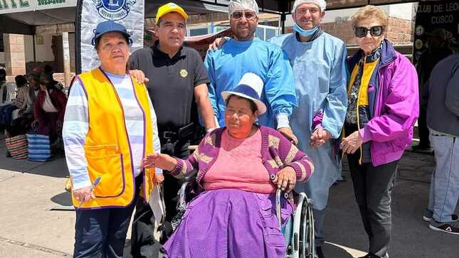 Personas siendo atendidas por los médicos
