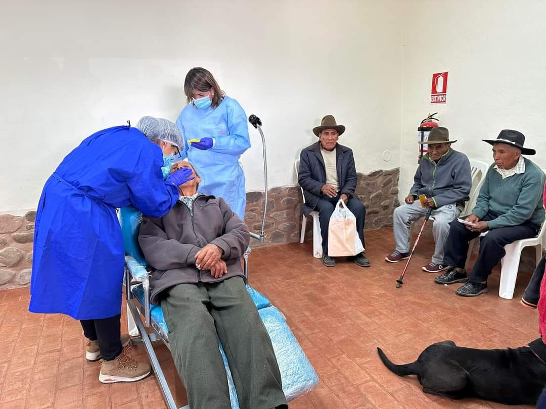Personas siendo atendidas por los médicos
