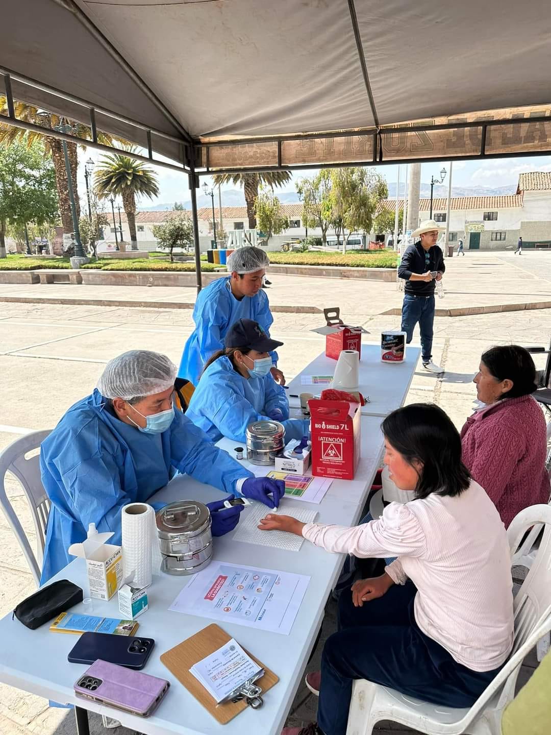 Personas siendo atendidas por los médicos
