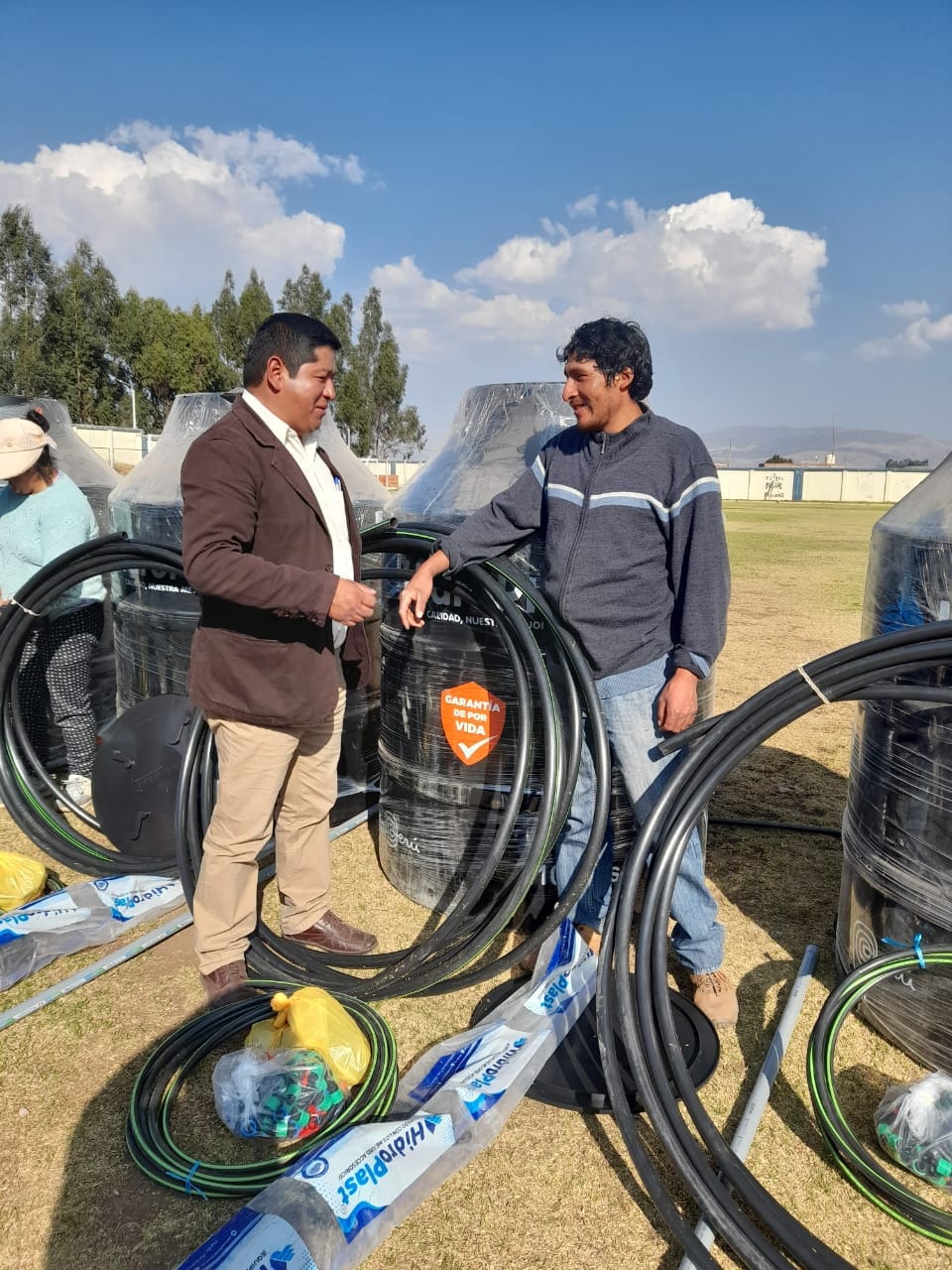 Alcalde entregando materiales