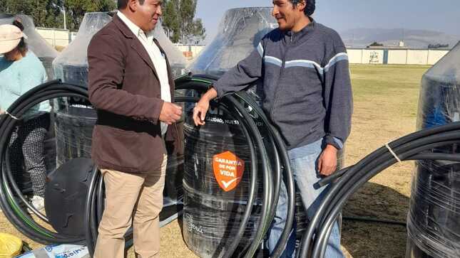 Alcalde entregando materiales