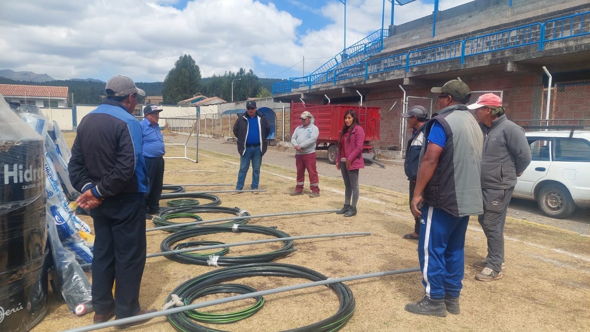 Alcalde entregando materiales