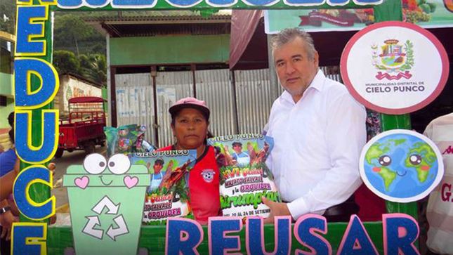 En el marco del Día Mundial del Reciclaje, se intercambió por botellas de plástico, latas de six pack, cuadernos viejos y latas en general a cambio de abono orgánico, materiales de limpieza, botas de 