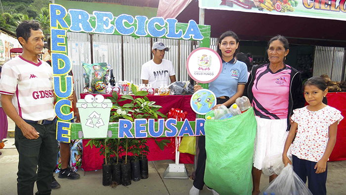 En el marco del Día Mundial del Reciclaje, se intercambió por botellas de plástico, latas de six pack, cuadernos viejos y latas en general a cambio de abono orgánico, materiales de limpieza, botas de