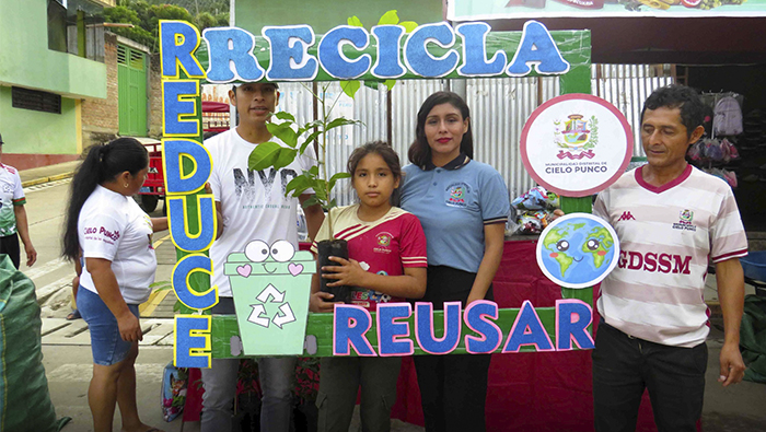 En el marco del Día Mundial del Reciclaje, se intercambió por botellas de plástico, latas de six pack, cuadernos viejos y latas en general a cambio de abono orgánico, materiales de limpieza, botas de