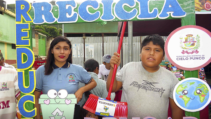 En el marco del Día Mundial del Reciclaje, se intercambió por botellas de plástico, latas de six pack, cuadernos viejos y latas en general a cambio de abono orgánico, materiales de limpieza, botas de