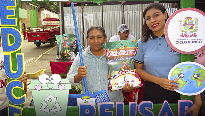 En el marco del Día Mundial del Reciclaje, se intercambió por botellas de plástico, latas de six pack, cuadernos viejos y latas en general a cambio de abono orgánico, materiales de limpieza, botas de