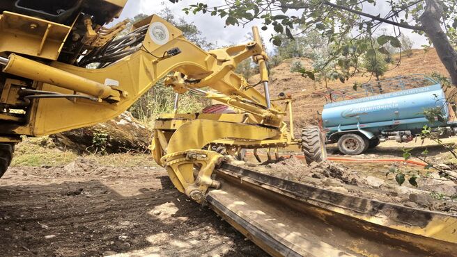 Avanzan trabajos de mantenimiento vial en acceso hacia la Laguna Radián