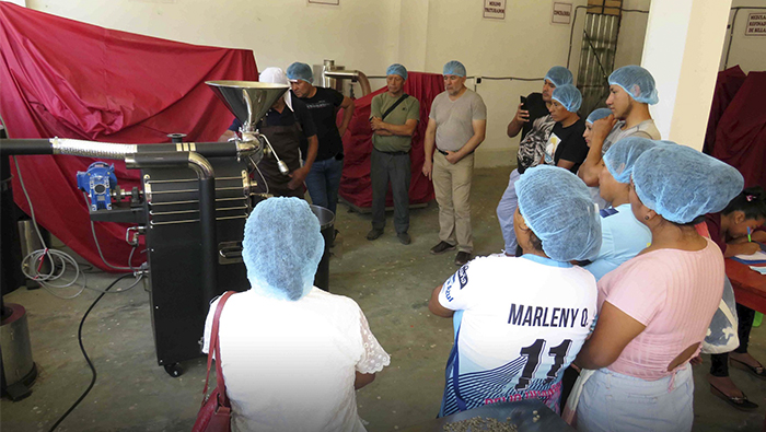 La capacitación consistió en conocer el proceso de preparación del café desde el descascarrillado, seleccionador de granos, tostadora y moledora