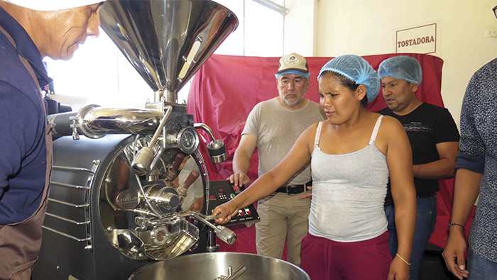 La capacitación consistió en conocer el proceso de preparación del café desde el descascarrillado, seleccionador de granos, tostadora y moledora