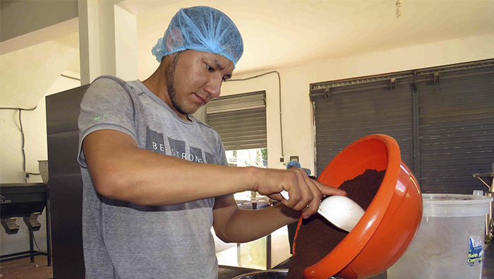La capacitación consistió en conocer el proceso de preparación del café desde el descascarrillado, seleccionador de granos, tostadora y moledora