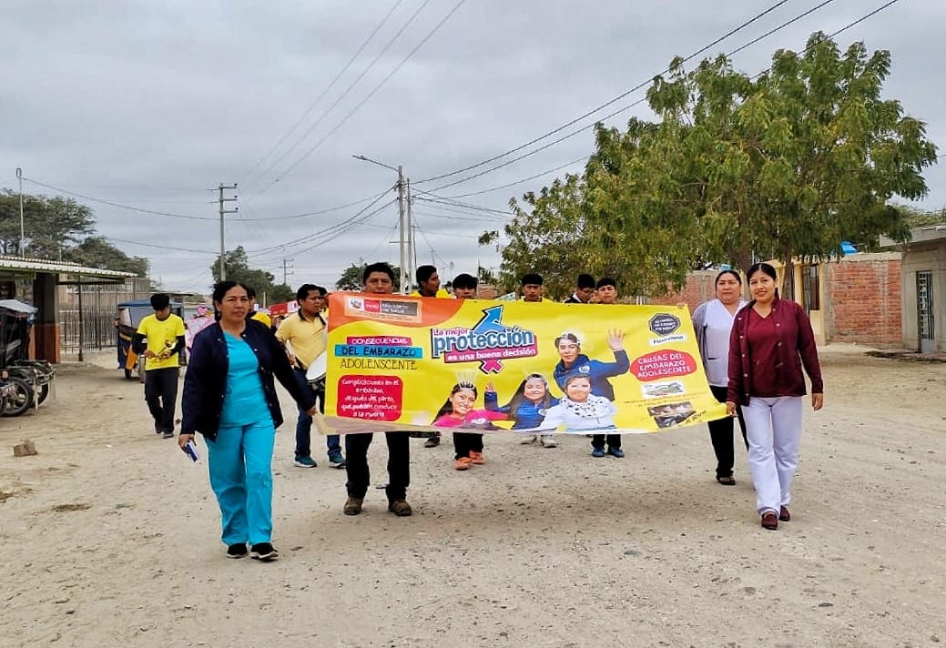 La actividad contó con la participación de los estudiantes del 3er, 4to y 5to grado de secundaria de la I.E.José Antonio Encinas, quienes recorrieron las principales calles portando carteles llenos de color y mensajes de sensibilización.