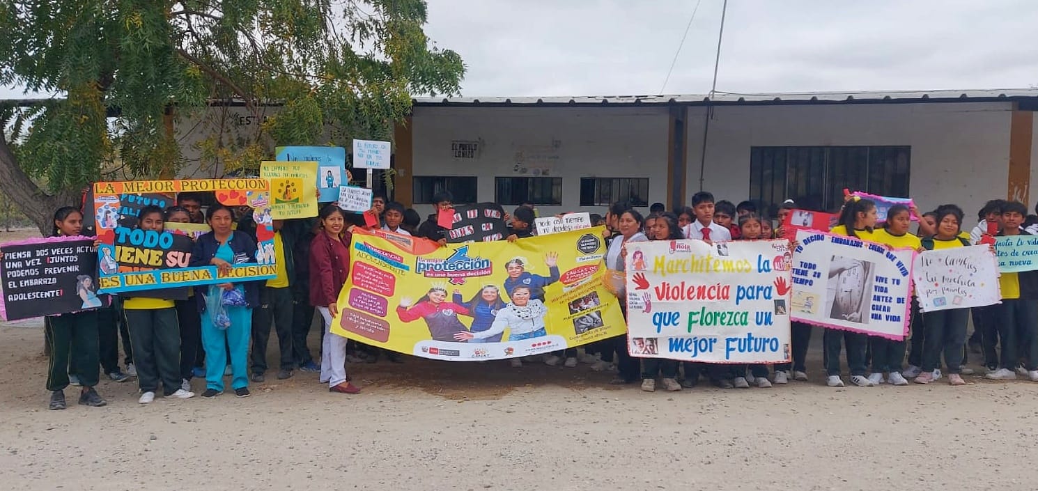 La actividad contó con la participación de los estudiantes del 3er, 4to y 5to grado de secundaria de la I.E.José Antonio Encinas, quienes recorrieron las principales calles portando carteles llenos de color y mensajes de sensibilización.
