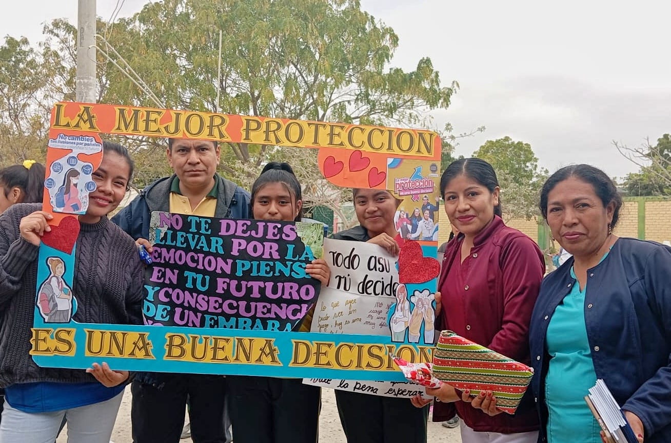 La actividad contó con la participación de los estudiantes del 3er, 4to y 5to grado de secundaria de la I.E.José Antonio Encinas, quienes recorrieron las principales calles portando carteles llenos de color y mensajes de sensibilización.