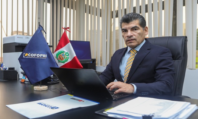 Con más de 24 años de trayectoria en la administración pública, ha ocupado importantes cargos directivos.