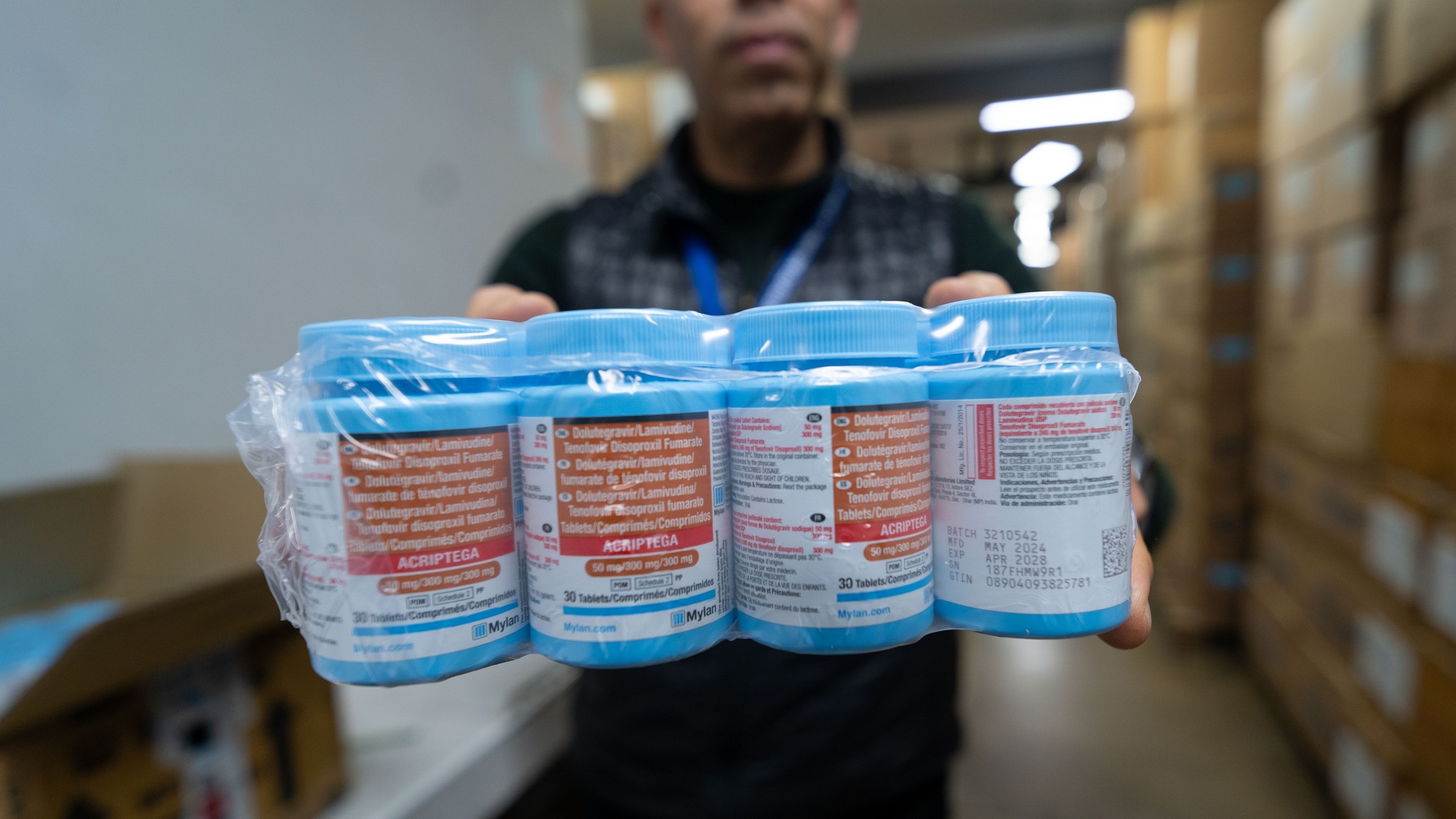 El Centro Nacional de Abastecimiento de Recursos Estratégicos en Salud (Cenares), bajo la dirección del Ministerio de Salud (Minsa), ha comenzado la distribución de 2 millones de unidades del medicamento TLD, a nivel nacional.
Esta acción es parte de un esfuerzo continuo para asegurar el suministro de tratamientos antirretrovirales a los pacientes que viven con VIH.
Según Juan Castillo Díaz, director general del Cenares, la entrega de este medicamento se está realizando antes del plazo estipulado, lo que garantiza que los antirretrovirales lleguen de manera integral y eficiente a diversas regiones del país. Los medicamentos son transportados por unidades móviles que se dirigen a los almacenes de los establecimientos de salud pública.