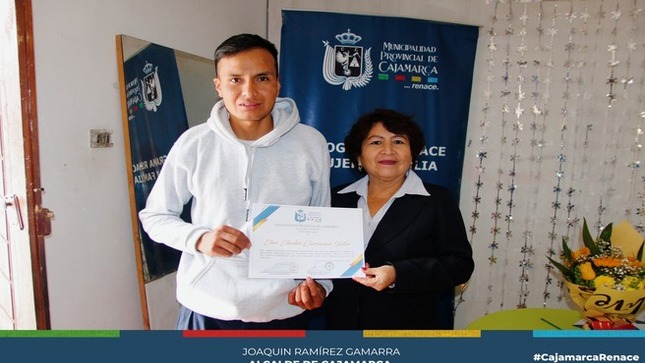 🏛La Municipalidad Provincial de Cajamarca, a través del Programa Municipal Renace Mujer y Familia, ha llevado a cabo el cierre del "I Taller de Corte de Cabello" en el Distrito de San Juan.
🏆 En una ceremonia protocolar, la coordinación del programa entregó certificados de reconocimiento a 10 alumnos que completaron satisfactoriamente el taller, el cual tuvo una duración de tres meses.
💼 Este tipo de iniciativa tiene como objetivo fortalecer las capacidades y conocimientos de los integrantes del grupo familiar, con la finalidad de que puedan emprender sus propios negocios y mejorar su situación económica.