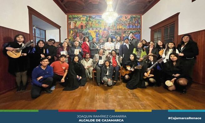 🙎♀️ La destacada escritora cajamarquina Carmen Salas presentó su nuevo libro, el cual fue editado por el Fondo Editorial de la Municipalidad Provincial de Cajamarca. Esta obra ofrece la oportunidad de adentrarse en las cautivadoras historias que la autora ha plasmado 📚 La destacada escritora cajamarquina Carmen Salas presentó su nuevo libro, el cual fue editado por el Fondo Editorial de la Municipalidad Provincial de Cajamarca. Esta obra ofrece la oportunidad de adentrarse en las cautivadoras historias que la autora ha plasmado en sus páginas.
📖 Asimismo, es importante resaltar la relevancia de fomentar el hábito de la lectura entre los estudiantes. Leer no solo enriquece el conocimiento, sino que también abre la mente a nuevos horizontes, estimulando la creatividad y la imaginación. Esta actividad es fundamental para el desarrollo integral de los jóvenes.
🎉 ¡Te esperamos para compartir una tarde llena de cultura y aprendizaje!