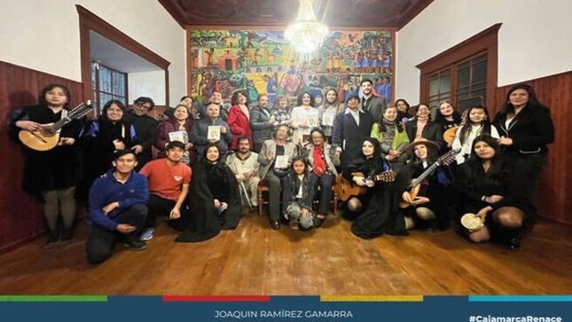 ‍🙎‍♀️ La destacada escritora cajamarquina Carmen Salas presentó su nuevo libro, el cual fue editado por el Fondo Editorial de la Municipalidad Provincial de Cajamarca. Esta obra ofrece la oportunidad de adentrarse en las cautivadoras historias que la autora ha plasmado 📚 La destacada escritora cajamarquina Carmen Salas presentó su nuevo libro, el cual fue editado por el Fondo Editorial de la Municipalidad Provincial de Cajamarca. Esta obra ofrece la oportunidad de adentrarse en las cautivadoras historias que la autora ha plasmado en sus páginas.
📖 Asimismo, es importante resaltar la relevancia de fomentar el hábito de la lectura entre los estudiantes. Leer no solo enriquece el conocimiento, sino que también abre la mente a nuevos horizontes, estimulando la creatividad y la imaginación. Esta actividad es fundamental para el desarrollo integral de los jóvenes.
🎉 ¡Te esperamos para compartir una tarde llena de cultura y aprendizaje!