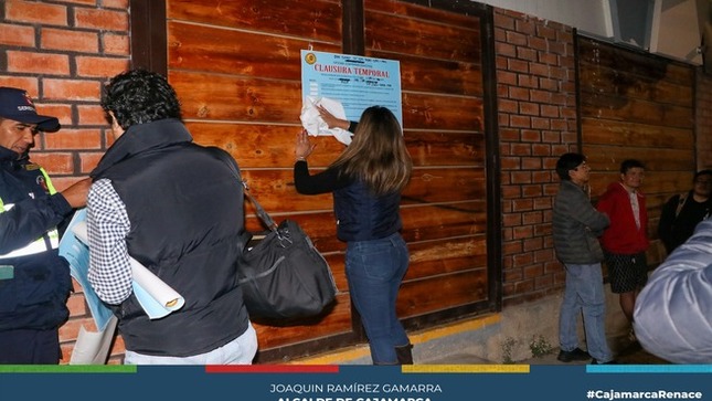 💫 La Municipalidad Provincial de Cajamarca realizó operativos sorpresa en bares y discotecas que operaban de manera ilegal. El objetivo fue garantizar la seguridad y el bienestar de los vecinos.
🌟 Se intervino y clausuró el bar restaurante Punta Sal luego de recibir denuncias por exceso de ruido y desórdenes. Este establecimiento no contaba con licencia de funcionamiento y ofrecía productos en mal estado. Además, se clausuró temporalmente el restaurante La Base, que funcionaba irregularmente como bar y local de eventos, a pesar de tener solo licencia para operar como restaurante.
✨ Exhortamos a todos los empresarios a respetar la normativa y cumplir con los documentos de ley que garantizan un buen funcionamiento y servicios a sus usuarios.
💎 Desde la comuna local seguiremos realizando estos operativos para salvaguardar la integridad de todos los cajamarquinos.
