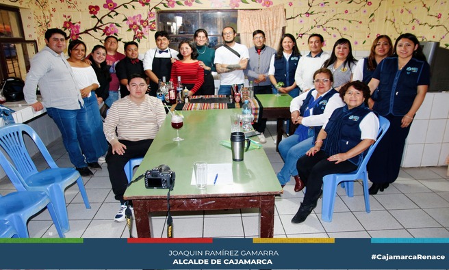 🍹La Municipalidad Provincial de Cajamarca, a través de la Coordinación Renace Mujer y Familia, subgerencia de programas sociales y empadronamiento, realizó el curso gratuito de coctelería básica para jóvenes y público en general.
🙋Este curso forma parte de los diversos talleres de emprendimiento que la coordinación ofrece con el objetivo de fortalecer y brindar nuevos conocimientos a hombres y mujeres, con el fin de fomentar su independencia económica.
Hasta el momento, más de 100 cajamarquinos se han beneficiado de estos programas, lo que les ha permitido emprender nuevos proyectos o acceder a oportunidades laborales.
🤝La Municipalidad Provincial de Cajamarca, a través de esta iniciativa, demuestra su compromiso con el desarrollo y bienestar de la comunidad, brindando herramientas que contribuyen a la mejora de la calidad de vida de los cajamarquinos.