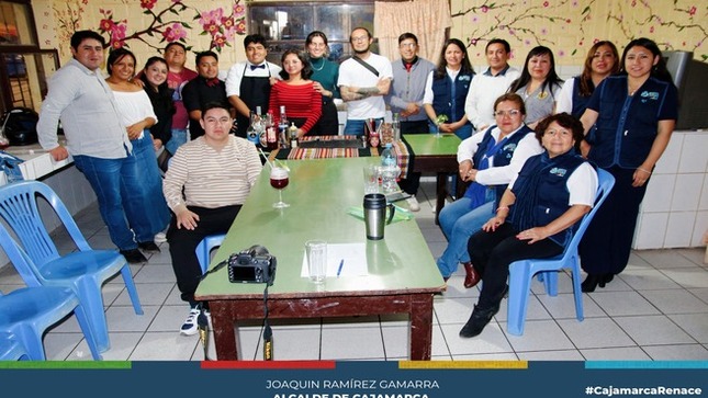 🍹La Municipalidad Provincial de Cajamarca, a través de la Coordinación Renace Mujer y Familia, subgerencia de programas sociales y empadronamiento, realizó el curso gratuito de coctelería básica para jóvenes y público en general.
🙋Este curso forma parte de los diversos talleres de emprendimiento que la coordinación ofrece con el objetivo de fortalecer y brindar nuevos conocimientos a hombres y mujeres, con el fin de fomentar su independencia económica.
Hasta el momento, más de 100 cajamarquinos se han beneficiado de estos programas, lo que les ha permitido emprender nuevos proyectos o acceder a oportunidades laborales.
🤝La Municipalidad Provincial de Cajamarca, a través de esta iniciativa, demuestra su compromiso con el desarrollo y bienestar de la comunidad, brindando herramientas que contribuyen a la mejora de la calidad de vida de los cajamarquinos.