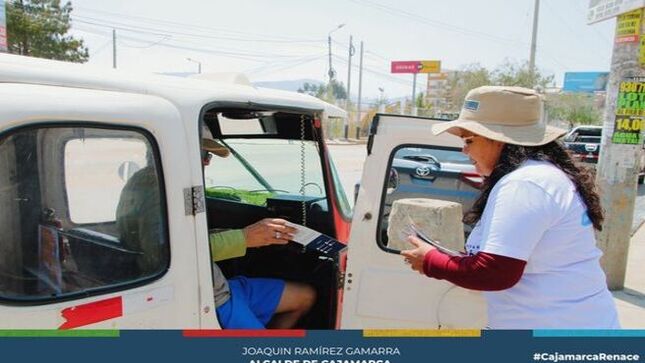 🗣️ La municipalidad provincial de Cajamarca, a través de la coordinación de Renace Mujer y Familia, se unió a la conmemoración del Día de la Trata Contra las Personas. Se realizaron sensibilizaciones en diversos sectores de la ciudad, como mercados y la municipalidad, distribuyendo material informativo para crear conciencia sobre este tema crucial.