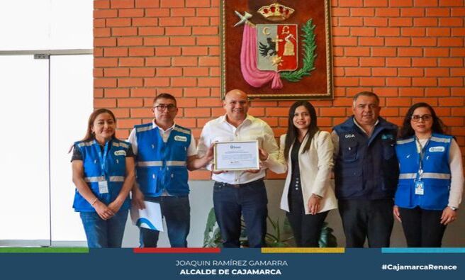 💧La Superintendencia Nacional de Servicios de Saneamiento (SUNASS), reconoció a la Municipalidad Provincial de Cajamarca por sus destacados esfuerzos en la implementación de buenas prácticas de cloración y desinfección del agua potable. Esta iniciativa ha garantizado el acceso a agua segura para el consumo humano en toda la ciudad, beneficiando directamente a miles de cajamarquinos.
📝Durante la evaluación, una de las Juntas Administradoras de Agua y Saneamiento (JAAS) ubicada en Victoria Capellanía, Sector Urubamba Tres, fue identificada por cumplir con los niveles de cloración más adecuados, de acuerdo con los estándares nacionales. Este logro resalta el compromiso de la municipalidad con la salud pública y el acceso a servicios esenciales de saneamiento básico.
👷🏻♀La subgerenta de Saneamiento Básico, Deysi Carrasco Vela, desempeñó un papel fundamental en este proceso, liderando los esfuerzos para asegurar el correcto manejo y tratamiento del agua.
🏛La Municipalidad Provincial de Cajamarca reafirma su compromiso con el bienestar de la población, trabajando continuamente en la mejora de sus servicios.