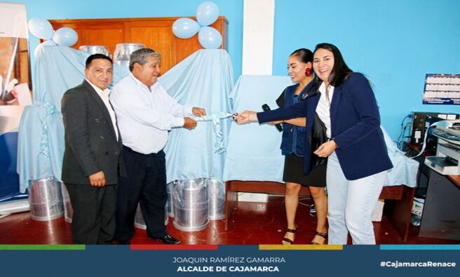 π§± La Municipalidad Provincial de Cajamarca, a travΓ©s del programa del Vaso de Leche, ha renovado los cincuenta porongos utilizados para la distribuciΓ³n de leche, los cuales se encontraban en un estado bastante deteriorado y dificultaban su limpieza despuΓ©s de 20 aΓ±os de uso.
π¨βπ©βπ§βπ¦ Actualmente, el programa atiende a casi 7,000 niΓ±os diariamente, tanto en la zona urbana como en la rural.
π¬ El alcalde provincial, Joaquin Ramirez RamΓrez Gamarra, ha tomado la iniciativa de no solo reemplazar los porongos, sino tambiΓ©n de entregar un horno incubadora que servirΓ‘ para mantener la temperatura adecuada, evaporar la humedad de muestras de laboratorio, cultivar lΓneas celulares o microscΓ³picas, y realizar pruebas analΓticas. Asimismo, se ha adquirido equipo radiactivo que ayudarΓ‘ a controlar la calidad de la leche que se brinda a los niΓ±os de Cajamarca.