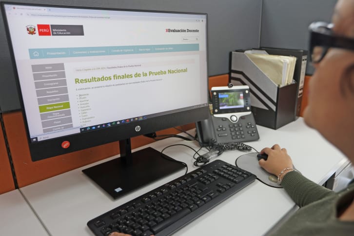 Un total de 63 978 postulantes, es decir, el 28.7 % de los evaluados, superaron la prueba nacional y clasificaron a la etapa Descentralizada del Concurso de Ingreso a la Carrera Pública Magisterial 2024, de acuerdo con los resultados finales publicados por el Ministerio de Educación (Minedu).
Las regiones con más docentes clasificados para la etapa Descentralizada son Lima Metropolitana (12 512), Arequipa (4767), Cajamarca (4378), La Libertad (4364) y Puno (3543).
Los resultados finales de la prueba nacional pueden ser consultados en https://bit.ly/3zne3KW.
De igual forma, los postulantes pueden acceder al detalle de su puntaje en el aplicativo de Consulta Individual (https://evaluaciondocente.perueduca.pe/consulta_unica/), para lo cual solo deben digitar su número de DNI y contraseña. Quienes no recuerden la contraseña, pueden recuperarla desde el mismo aplicativo de consulta.
El ministro de Educación, Morgan Quero, destacó la transparencia del proceso de evaluación y señaló que, de esta manera, en concordancia con los lineamientos del Gobierno, se fortalece la meritocracia y se avanza con pasos firmes hacia la mejora de la calidad del servicio educativo que reciben nuestros estudiantes.
En la prueba nacional, desarrollada el 30 de agosto y 1 de setiembre, fueron evaluadas las habilidades generales y el conocimiento pedagógico de 223 000 postulantes, a partir de su aplicación en situaciones propias de la práctica docente.
Para clasificar a la etapa Descentralizada, los postulantes debían obtener un mínimo de 110 puntos de los 200 de la prueba, y de los 110 puntos, un mínimo de 84 debería corresponder a la prueba pedagógica.
En la etapa Descentralizada, los comités de evaluación de las UGEL y DRE verificarán que los postulantes cumplan los requisitos generales del concurso y acrediten el derecho a recibir las bonificaciones señaladas por ley y, además, aplicarán los instrumentos de evaluación.