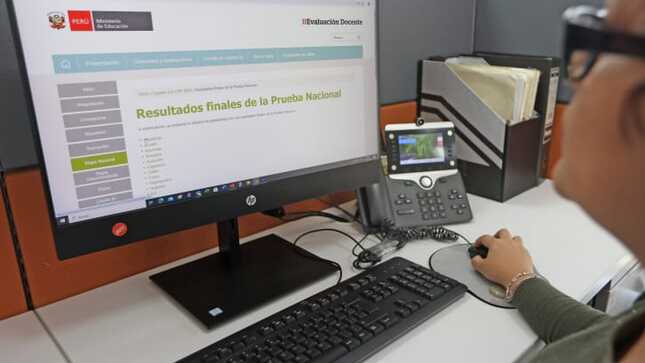 Un total de 63 978 postulantes, es decir, el 28.7 % de los evaluados, superaron la prueba nacional y clasificaron a la etapa Descentralizada del Concurso de Ingreso a la Carrera Pública Magisterial 2024, de acuerdo con los resultados finales publicados por el Ministerio de Educación (Minedu).


Las regiones con más docentes clasificados para la etapa Descentralizada son Lima Metropolitana (12 512), Arequipa (4767), Cajamarca (4378), La Libertad (4364) y Puno (3543).


Los resultados finales de la prueba nacional pueden ser consultados en https://bit.ly/3zne3KW.


De igual forma, los postulantes pueden acceder al detalle de su puntaje en el aplicativo de Consulta Individual (https://evaluaciondocente.perueduca.pe/consulta_unica/), para lo cual solo deben digitar su número de DNI y contraseña. Quienes no recuerden la contraseña, pueden recuperarla desde el mismo aplicativo de consulta.


El ministro de Educación, Morgan Quero, destacó la transparencia del proceso de evaluación y señaló que, de esta manera, en concordancia con los lineamientos del Gobierno, se fortalece la meritocracia y se avanza con pasos firmes hacia la mejora de la calidad del servicio educativo que reciben nuestros estudiantes. 


En la prueba nacional, desarrollada el 30 de agosto y 1 de setiembre, fueron evaluadas las habilidades generales y el conocimiento pedagógico de 223 000 postulantes, a partir de su aplicación en situaciones propias de la práctica docente.
 


Para clasificar a la etapa Descentralizada, los postulantes debían obtener un mínimo de 110 puntos de los 200 de la prueba, y de los 110 puntos, un mínimo de 84 debería corresponder a la prueba pedagógica.


En la etapa Descentralizada, los comités de evaluación de las UGEL y DRE verificarán que los postulantes cumplan los requisitos generales del concurso y acrediten el derecho a recibir las bonificaciones señaladas por ley y, además, aplicarán los instrumentos de evaluación. 