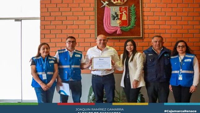 💧La Superintendencia Nacional de Servicios de Saneamiento (SUNASS), reconoció a la Municipalidad Provincial de Cajamarca por sus destacados esfuerzos en la implementación de buenas prácticas de cloración y desinfección del agua potable. Esta iniciativa ha garantizado el acceso a agua segura para el consumo humano en toda la ciudad, beneficiando directamente a miles de cajamarquinos.
📝Durante la evaluación, una de las Juntas Administradoras de Agua y Saneamiento (JAAS) ubicada en Victoria Capellanía, Sector Urubamba Tres, fue identificada por cumplir con los niveles de cloración más adecuados, de acuerdo con los estándares nacionales. Este logro resalta el compromiso de la municipalidad con la salud pública y el acceso a servicios esenciales de saneamiento básico.
👷🏻‍♀La subgerenta de Saneamiento Básico, Deysi Carrasco Vela, desempeñó un papel fundamental en este proceso, liderando los esfuerzos para asegurar el correcto manejo y tratamiento del agua.
🏛La Municipalidad Provincial de Cajamarca reafirma su compromiso con el bienestar de la población, trabajando continuamente en la mejora de sus servicios.