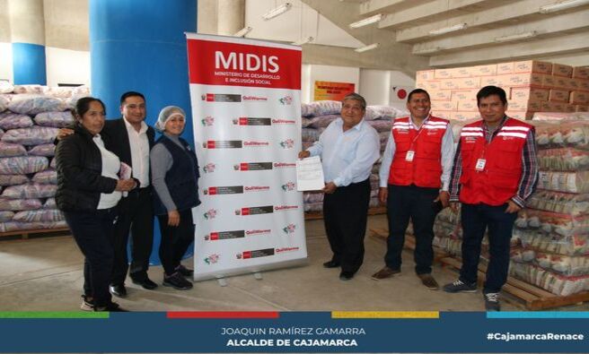 🌍 El alcalde provincial, Joaquín Ramírez Gamarra, ha logrado un importante avance para los usuarios de las Ollas Comunes que se conformaron durante la pandemia de COVID-19. A través de su gestión ante el Ministerio de Desarrollo e Inclusión Social (MIDIS), se ha conseguido que estos usuarios sean reconocidos por la Gerencia de Desarrollo Social y Humano, lo que permitirá su posterior incorporación al programa de comedores populares.
🍽️ Gracias a este esfuerzo, a través del programa Qali Warma, se ha realizado un proceso de adquisición de alimentos de primera necesidad, que incluye aproximadamente 170 toneladas de productos como leche, aceite, avena, arroz, fideos, lentejas, azúcar y arveja verde partida. Estos alimentos beneficiarán a unos 9,540 usuarios.
🤝 Esta iniciativa representa un importante apoyo para mitigar las necesidades de los usuarios, tanto en la ciudad como en los centros poblados de la zona rural.