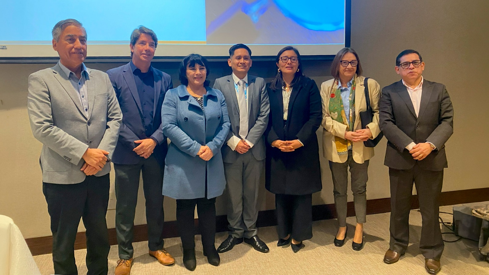 En el marco del APEC 2024 se reunieron participantes de los sectores público y privado, la cooperación internacional y la academia para discutir soluciones innovadoras y sostenibles que garanticen un acceso equitativo y continuo a tratamientos esenciales. 

Por Cenares lo hizo el Q.F. César Rodríguez, director de programación de la entidad estatal, quien fue invitado como panelista-comentarista en representación del Ministerio de Salud, comentando las alternativas de abordaje del sistema público de abastecimiento de medicamentos.
