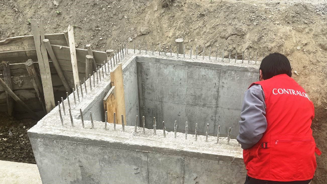 Áncash.- La Contraloría General advirtió a la Municipalidad Provincial del Santa sobre el riesgo de la extensión del plazo de suspensión de la obra de mejoramiento del sistema de drenaje en el pueblo joven Miraflores Alto en Chimbote, hecho que posibilita la inaplicación de penalidades por incumplimiento de contrato y afecta el normal tránsito de los moradores de la zona.