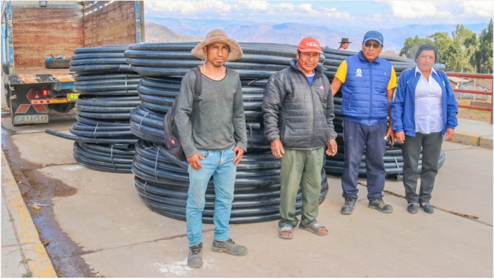 Entrega de mangueras de riego para el anexo de Pacucro.