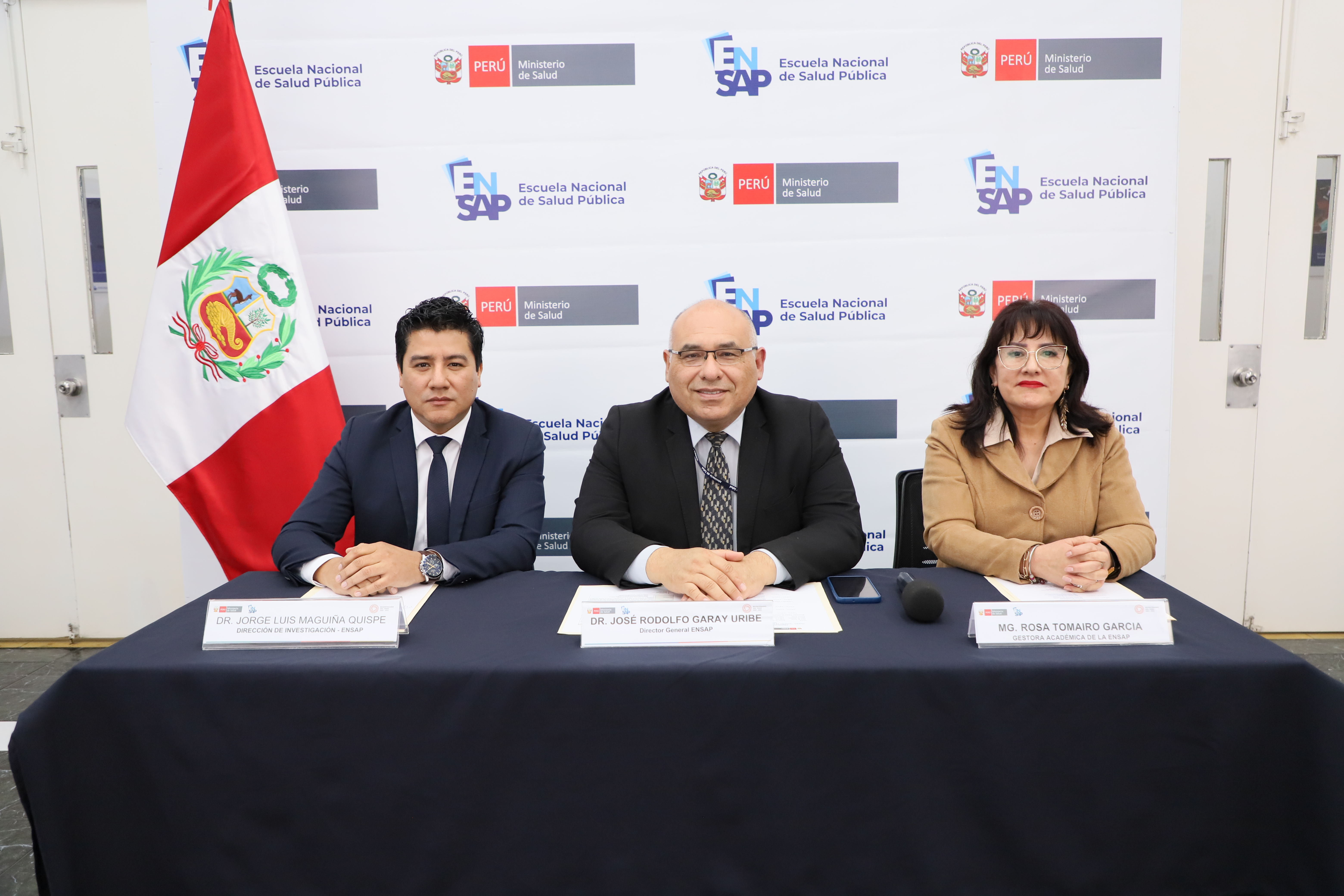 (De izquierda a derecha) Dr. Jorge Maguiña Quispe, miembro del equipo técnico de la Dirección de Investigación; Dr. José Rodolfo Garay Uribe, director general de la Escuela Nacional de Salud Pública; Mg. Rosa Tomairo García, Gestora Académica de la ENSAP.