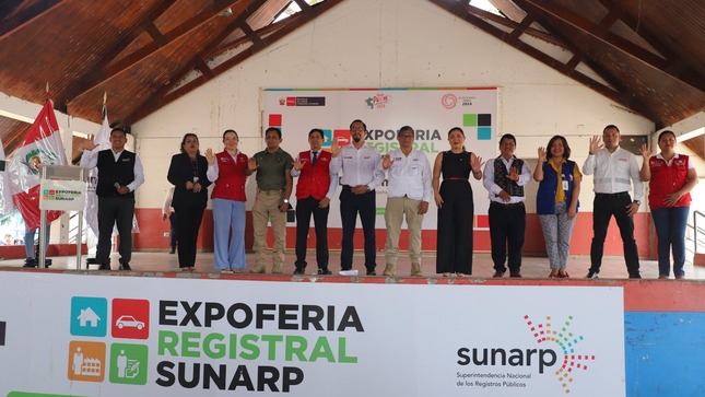 Foto de Servidores de la Sunarp Pucallpa se presentan en el estrado en la Expoferia Registral