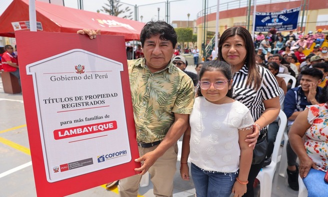 A través de Cofopri, se entregaron, también, 8 títulos de propiedad para establecimientos de salud y educación para las direcciones regionales correspondientes del Gobierno Regional.