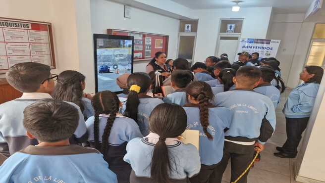 Estudiantes del colegio La Libertad de Huaraz visitan instalaciones de la DRTC para conocer labores dentro de la institución