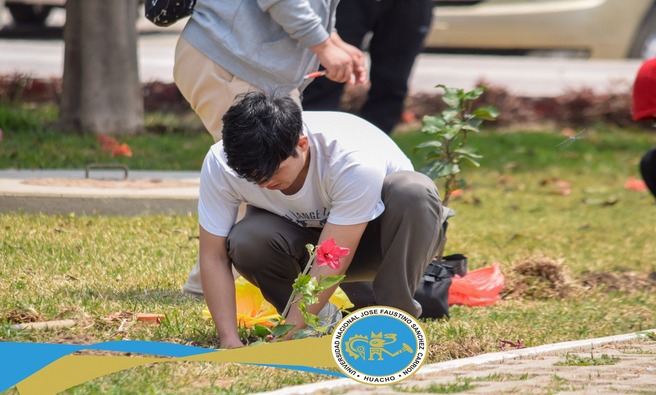 La Unidad de Ecoeficiencia de la UNJFSC en coordinación con la Unidad de Responsabilidad Social y la Facultad de Ing. Agraria, Ind. Alimentarias y Ambiental realizaron la jornada de reforestación.