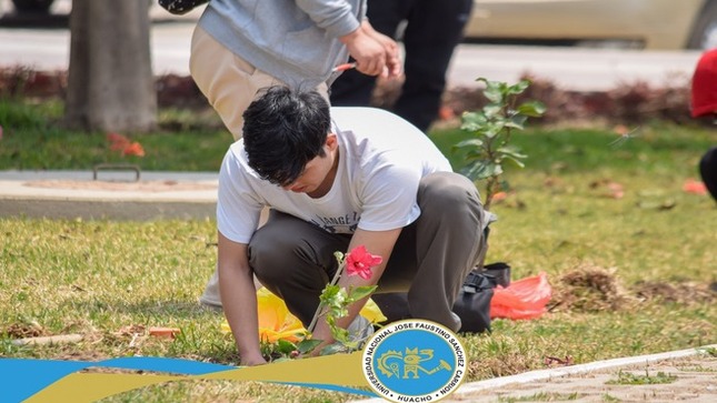 La Unidad de Ecoeficiencia de la UNJFSC en coordinación con la Unidad de Responsabilidad Social y la Facultad de Ing. Agraria, Ind. Alimentarias y Ambiental realizaron la jornada de reforestación.