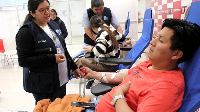 Universitario donando sangre.
